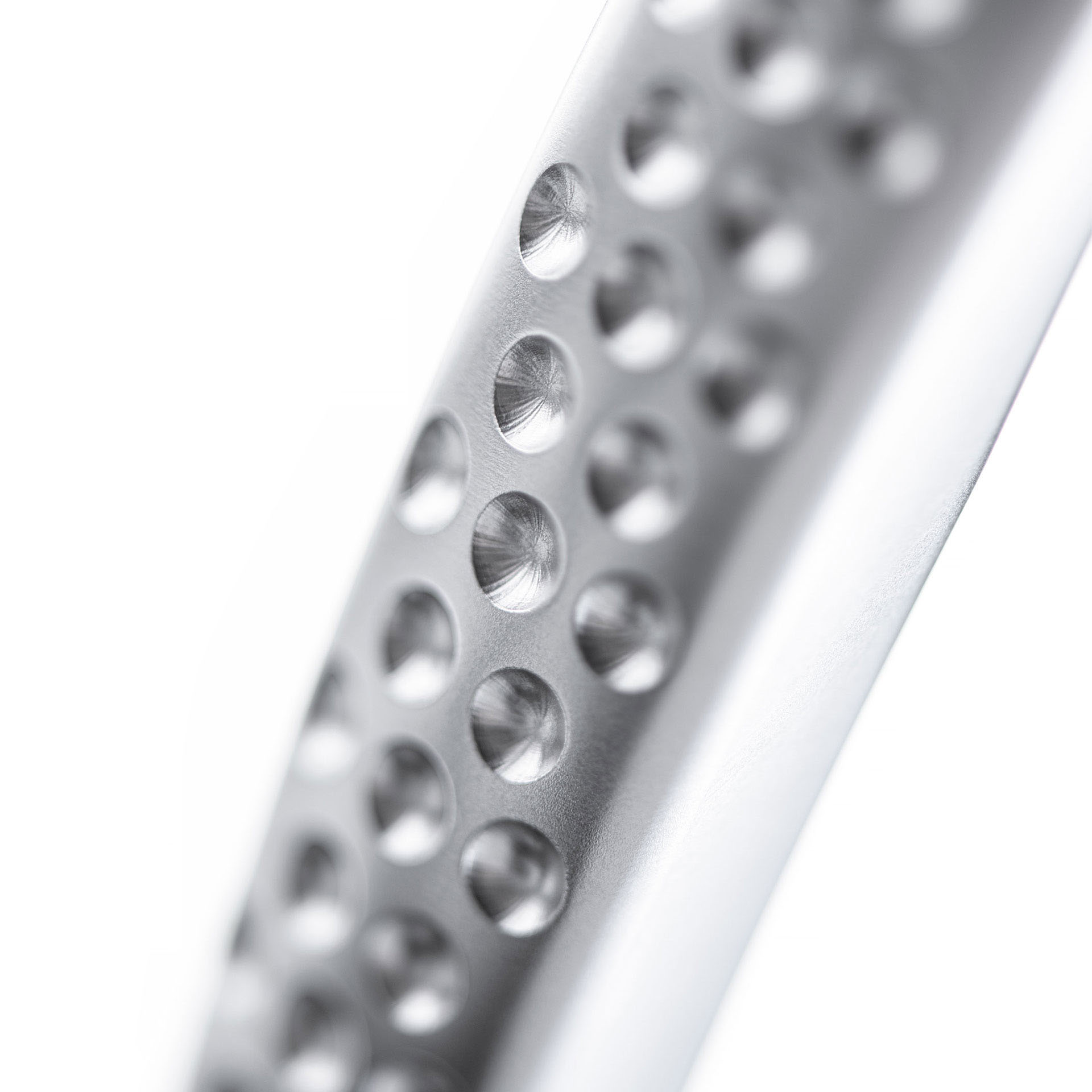 Fairgrip™ handle with advanced golfball-like dimple knurling, offering unprecedented precision and control in surgeries and significantly reducing hand fatigue.